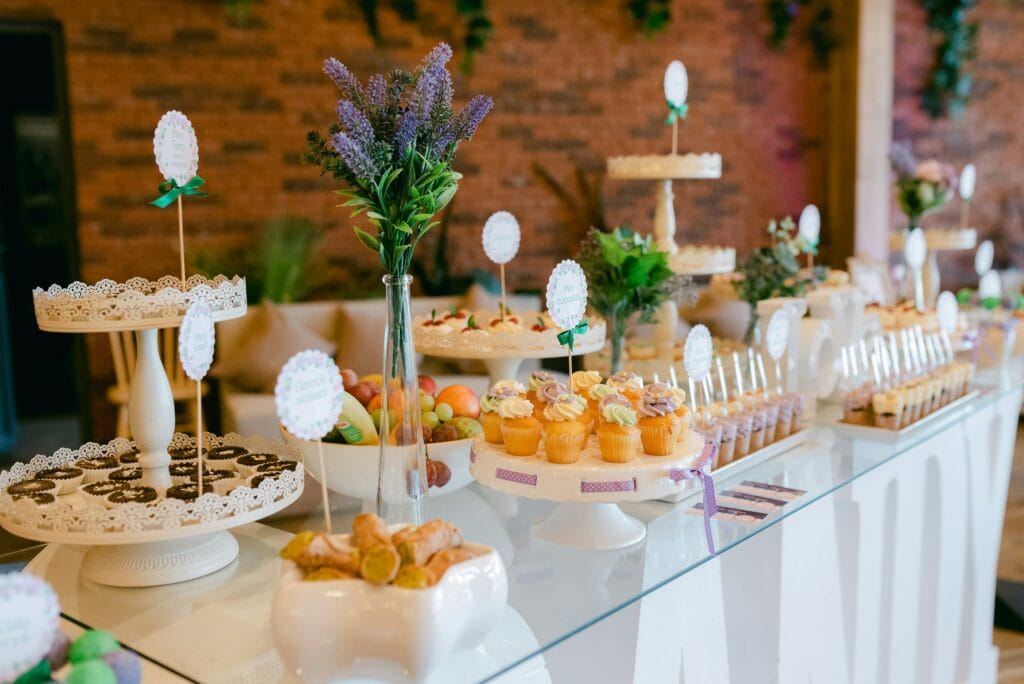 婚禮佈置中有些新人也會準備 Candy Bar 讓賓客享用（圖片來源：Photo by Chasse Sauvage on Unsplash）