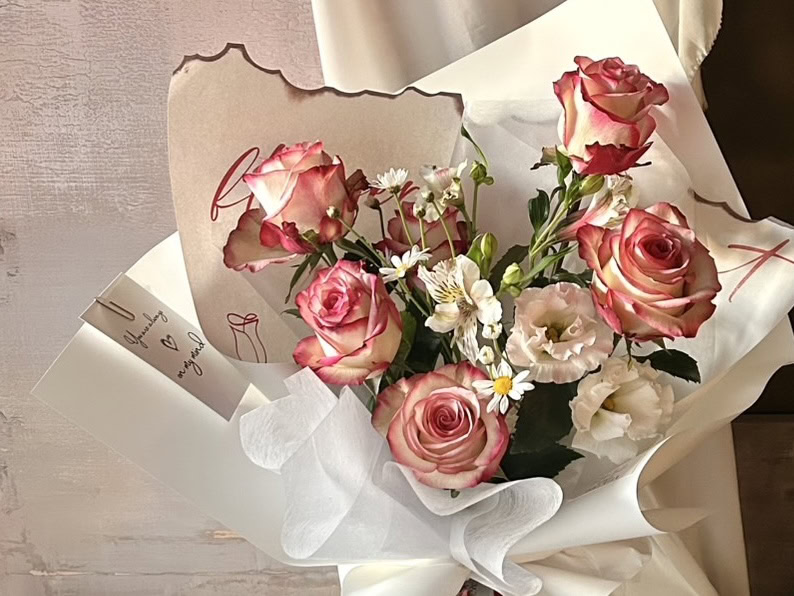 玫瑰花招桃花之外還能增強自信、療癒身心（圖片來源：村家鮭女——鮮花花束）